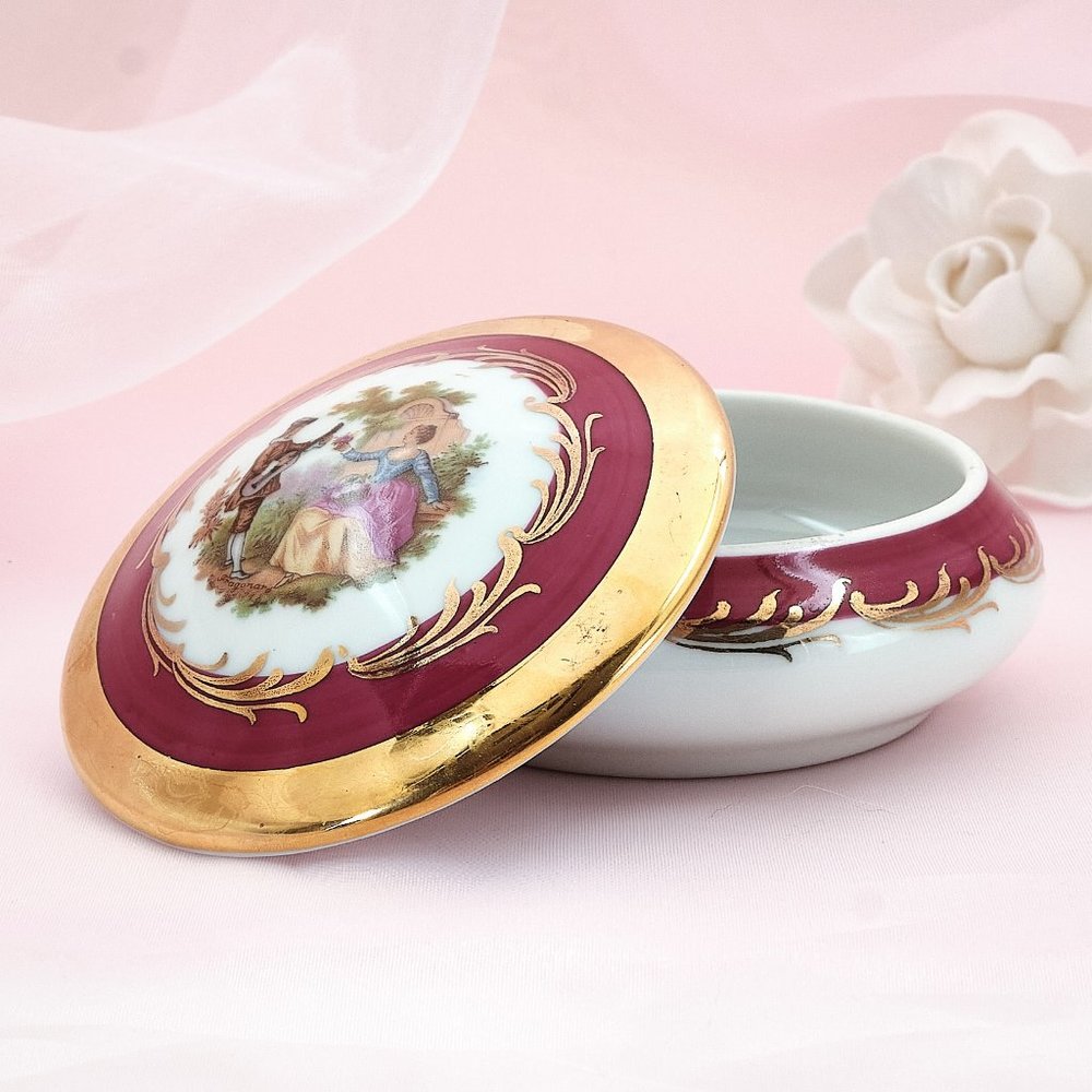 LIMOGES  "Courting Couple" Vintage Porcelain Trinket Box